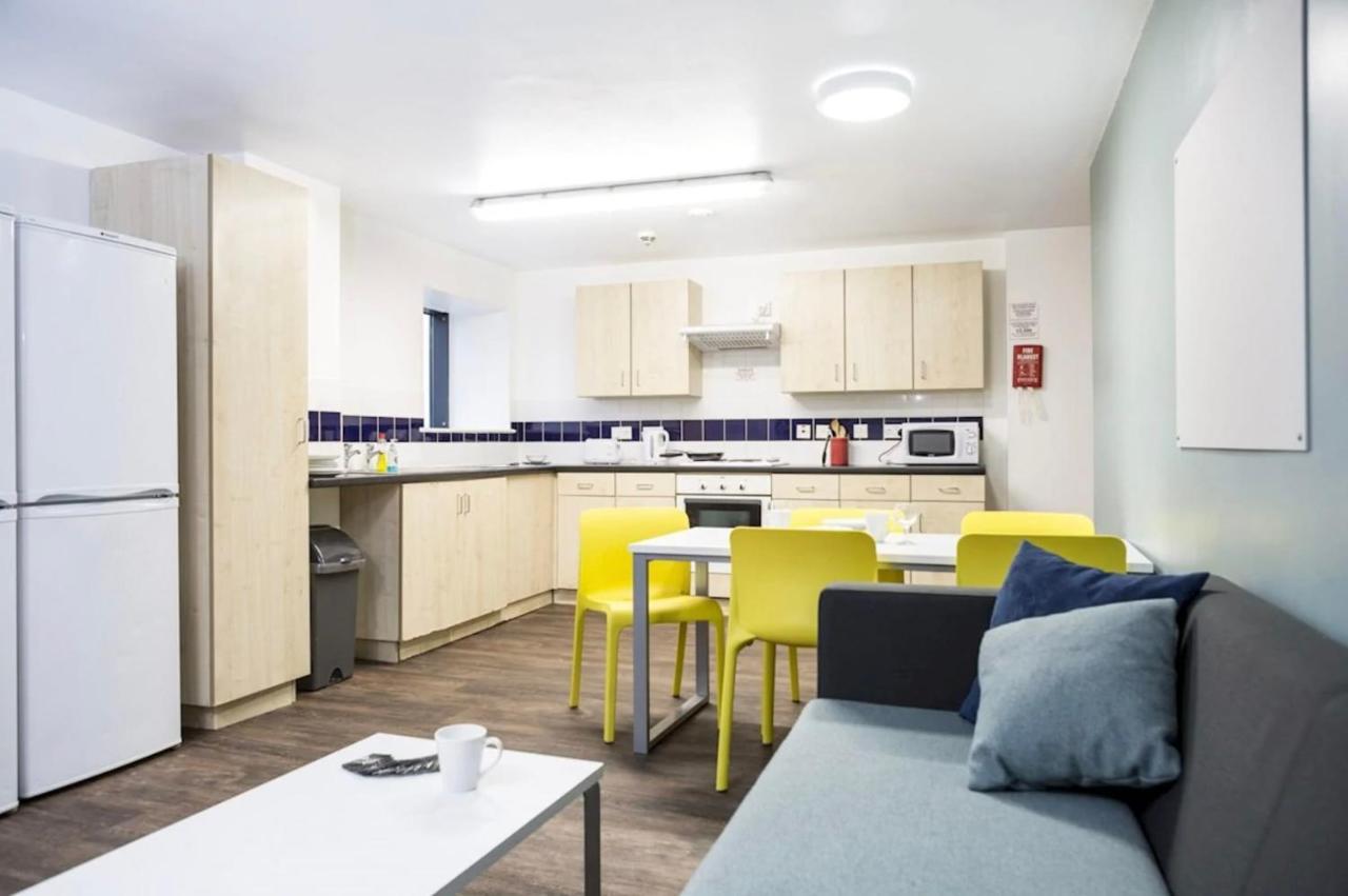 Small Double Ensuite Room Next To The City Centre 리즈 외부 사진